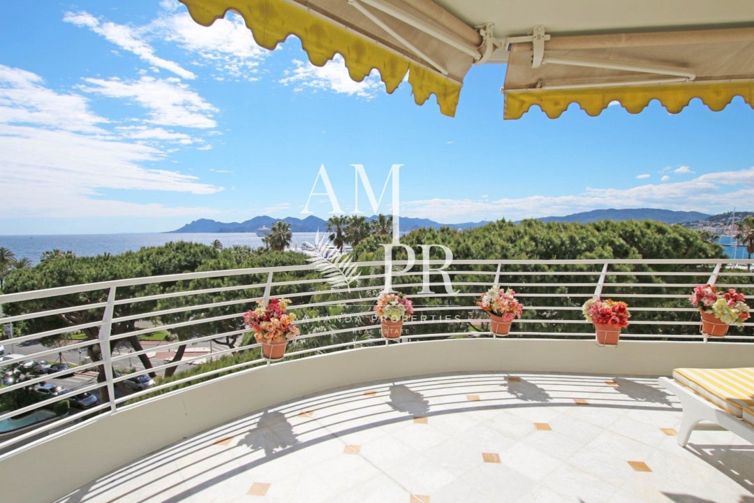 Image of Outstanding 160 sqm apartment on the Croisette with panoramic sea view
