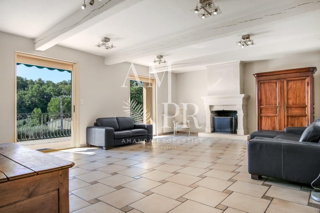 Image of Vence spacious bright villa with a small sea view