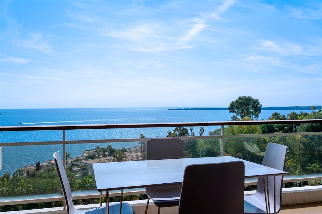 Image of Charming 2 bed apartment with sea views for sale near Cannes