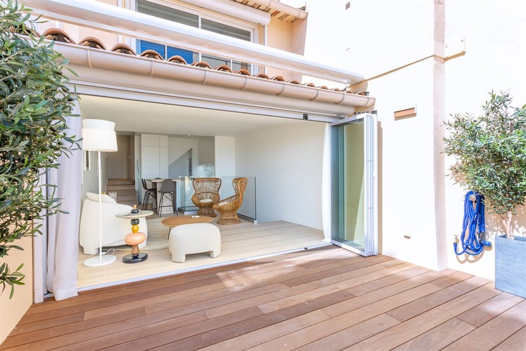 Image of For sale in Cannes - Luxury top floor apartment facing the sea and the old port - Sought-after locat